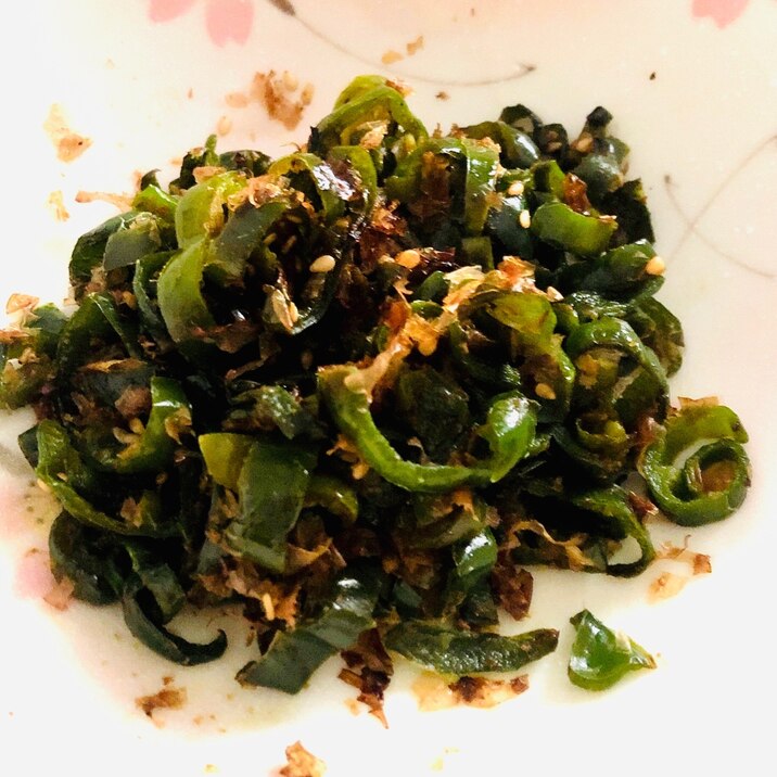 ごま油香るピーマンとおかかの塩昆布炒め